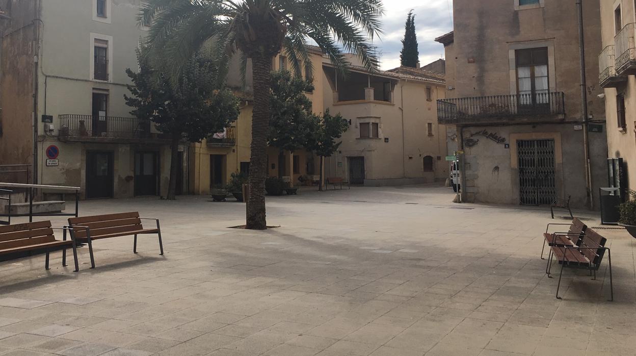 La plaza vacía de de Celra, un pueblo en la periferia de Gerona, después de que todos se fueran a las protestas