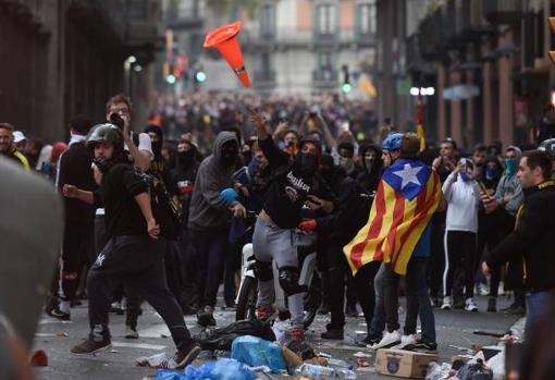 De la manifestación, al asedio brutal a la Jefatura Superior de la Policía en Barcelona