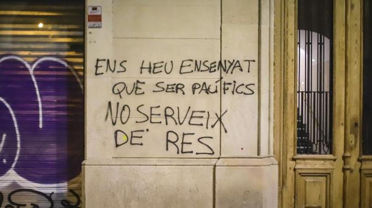 Una pancarta en el centro de Barcelona dice "nos habéis enseñado que ser pacíficos no sirve de nada"
