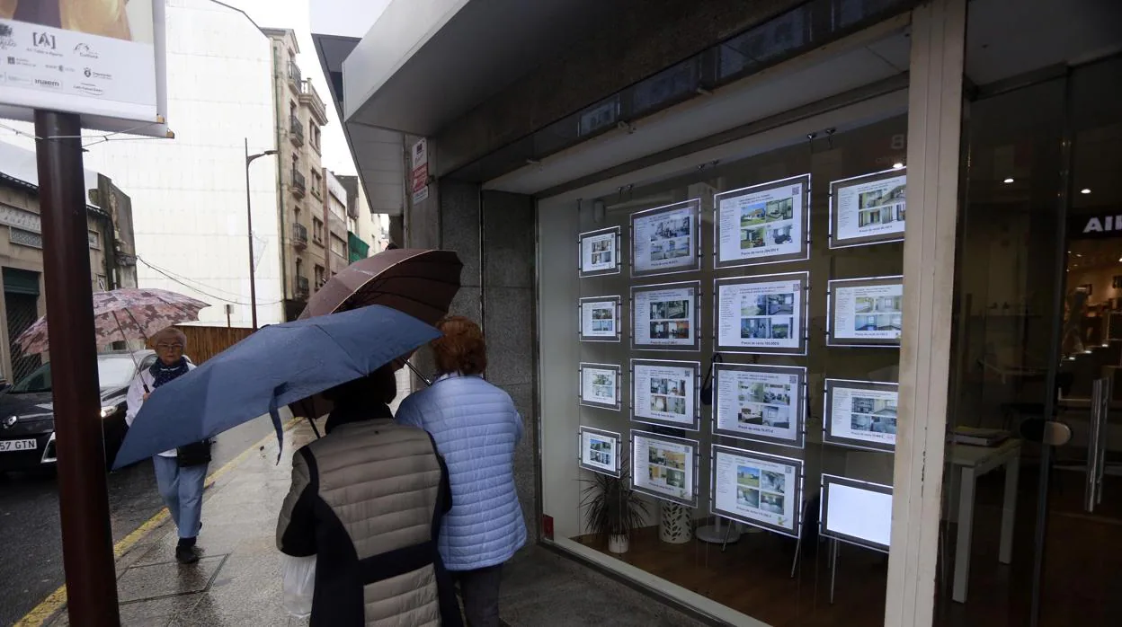 Anuncios de alquiler y venta en una agencia gallega