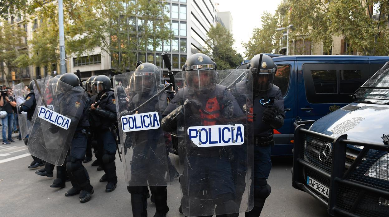 Agentes de Policía Nacional durante las manifestaciones en Barcelona