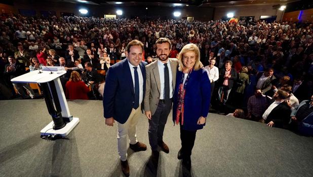 Fátima Báñez reivindica el legado de Rajoy y apoya el liderazgo «tranquilo» de Casado: «Ahora te toca a ti»