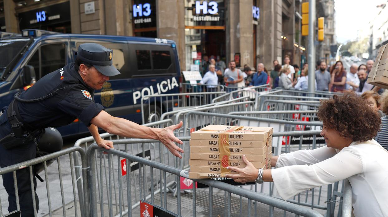 Pizza, pasteles y flores: los vecinos se volcaron con la Policía