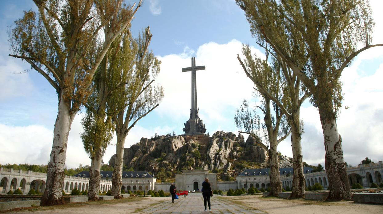 Entra en el Valle de los Caídos la maquinaria para la exhumación de Franco