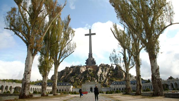 Entra en el Valle de los Caídos la maquinaria para la exhumación de Franco