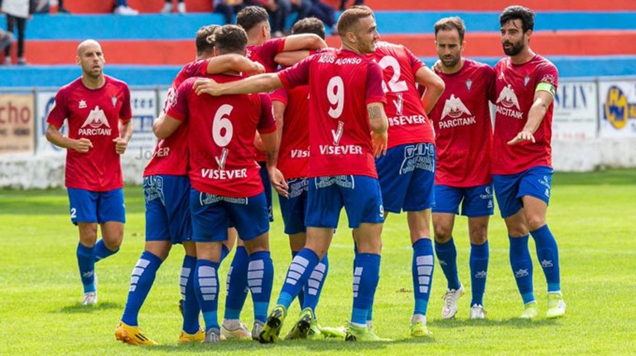 Los jugadores del Villarrobledo se abrazan tras lograr uno de los goles