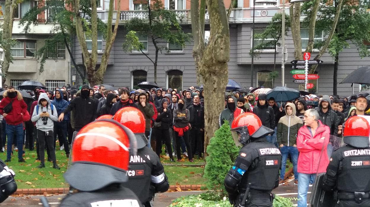 Una veintena de detenidos y dos agentes heridos en la violenta protesta por el mitin de Vox en Bilbao