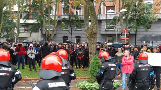 Una veintena de detenidos y dos agentes heridos en la violenta protesta por el mitin de Vox en Bilbao