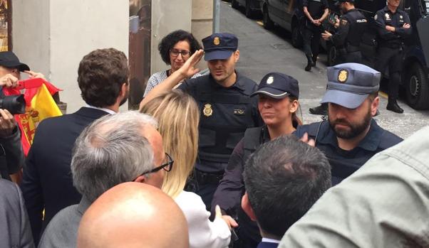 El PP denuncia que el Gobierno impidió entrar a Casado en la Jefatura de Policía de Cataluña
