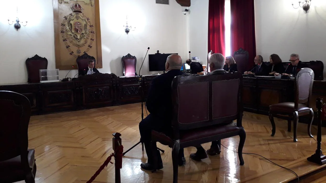 José Antonio, a la izquierda, y Victorio, sentados delante del magistrado Emilio Buceta, este lunes en la Audiencia de Toledo