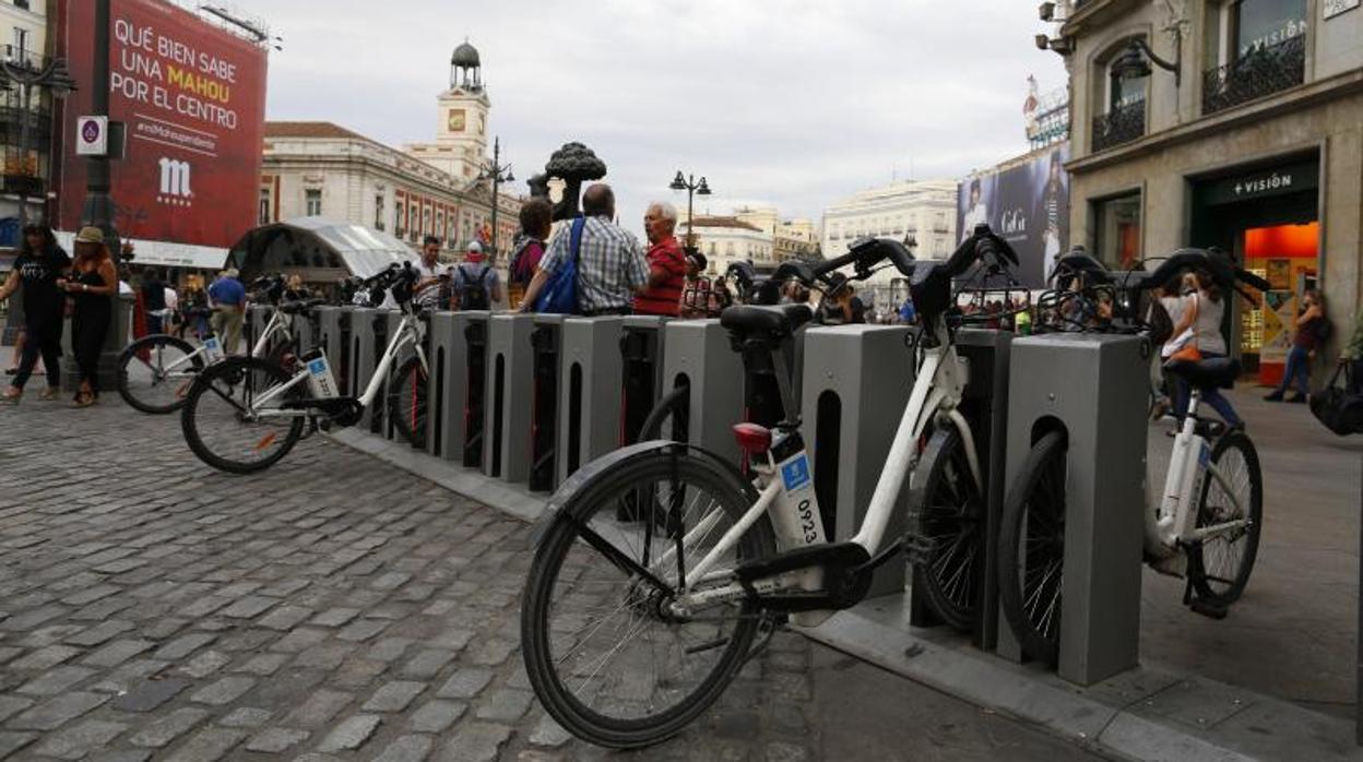 Una de las estaciones de Bicimad que se encuentra en la Puerta del Sol