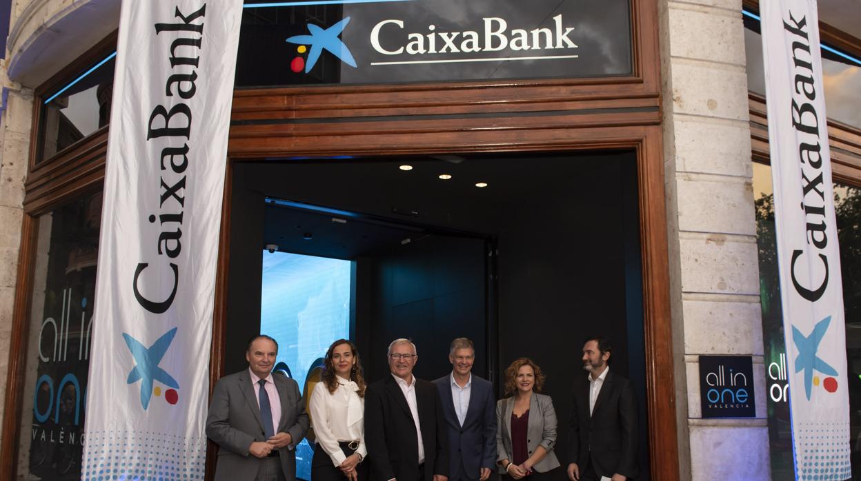 Directivos de CaixaBank y autoridades en la inauguración de la oficina, este lunes en Valencia