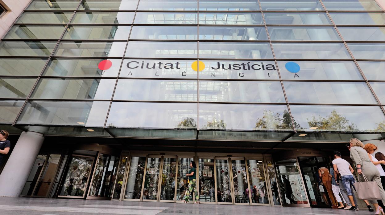 Los jueces apuntan a la Generalitat por el desfibrilador sin batería en los tribunales de Valencia