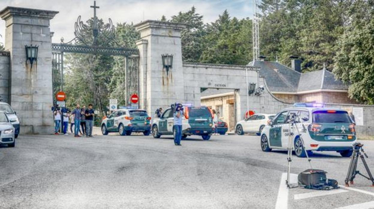 La Guardia Civil a su llegada al Valle de los Caídos el 11 de octubre, cuando cerraron las instalaciones