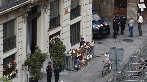 Compañeros del agente en la UCI: «Fueron tres horas aguantando la lluvia de piedras»