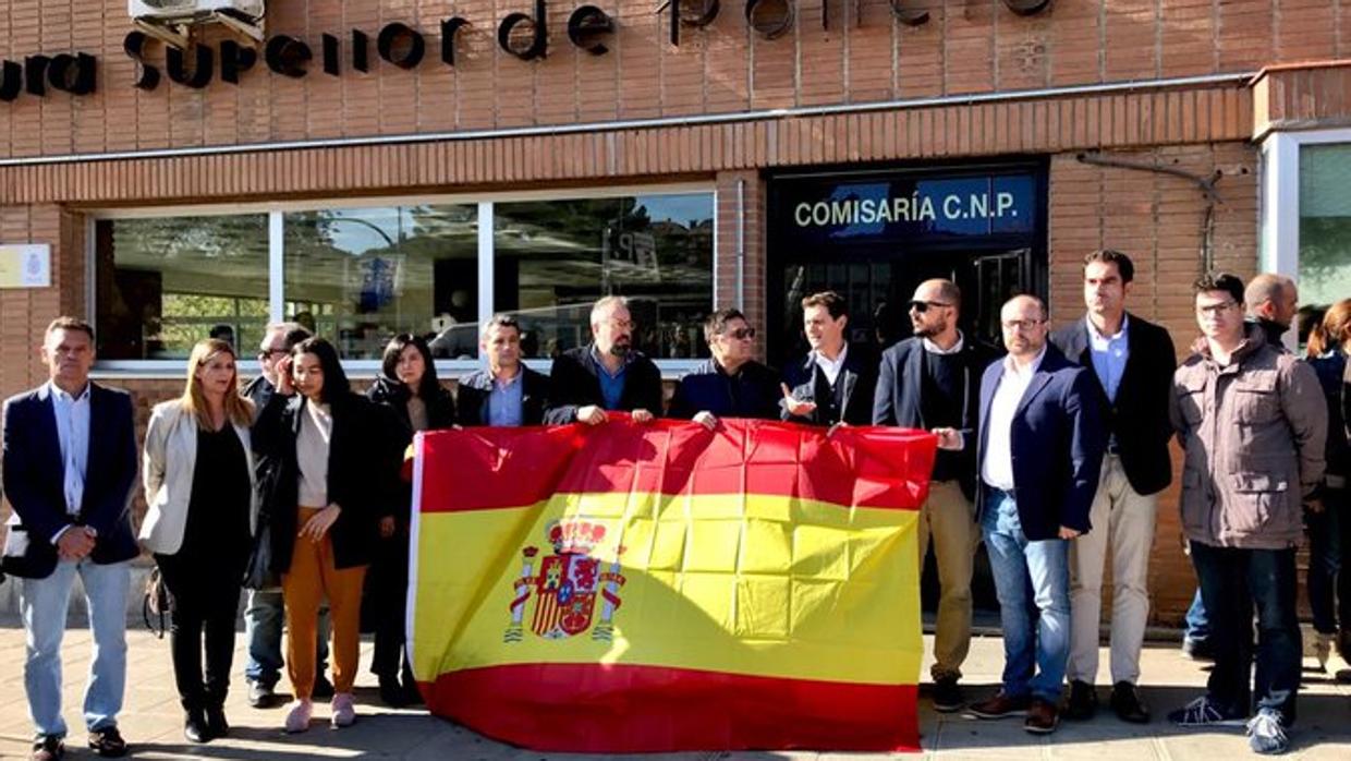 Albert Rivera sujeta la bandera de España a las puertas de la Jefatura Superior de Policía de la Policía Nacional