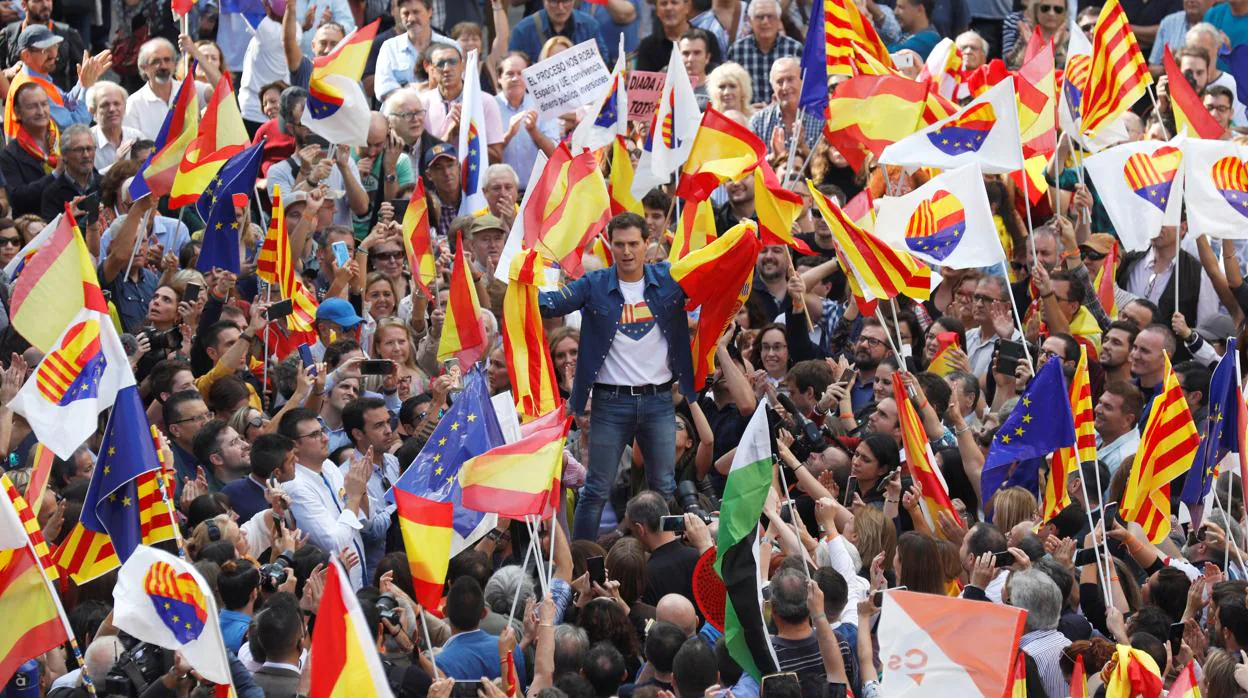 Rivera, en el acto en plaza Sant Jaume, que congregó unas 3.000 personas según los organizadores