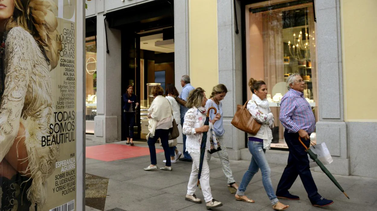 Turistas por la zona comercial de la «Milla de Oro», en Madrid