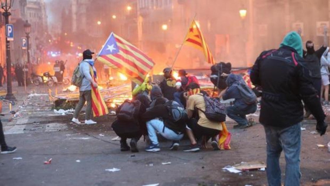 Radicales independentistas, en el centro de Barcelona, enfrentándose a la policía, la semana pasada