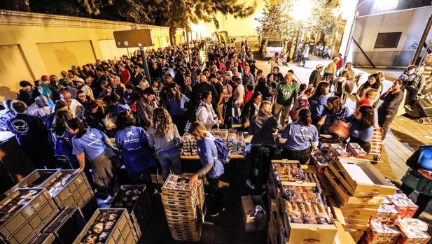 Valencia: más de mil familias guardan cola en la calle durante horas para recibir alimentos