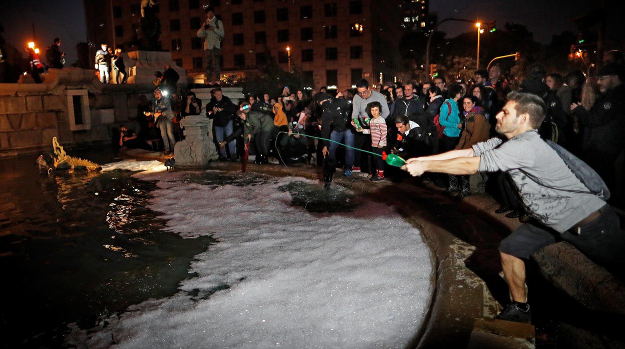 Un manifestante arroja jabón a la fuente