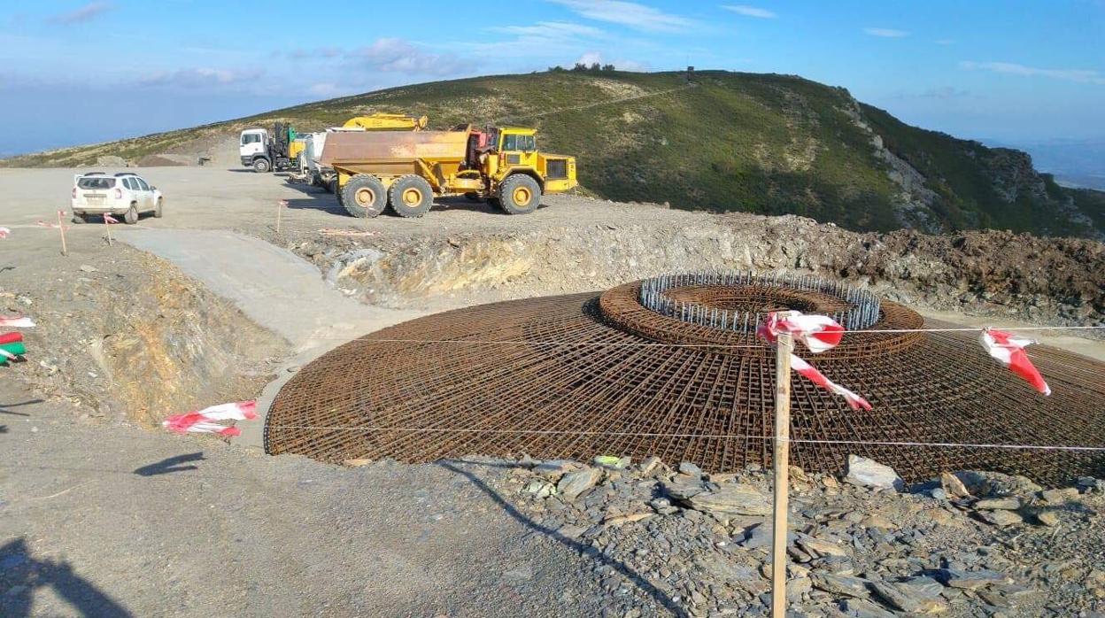 Obras de construcción del parque eólico en la Serra do Iribio