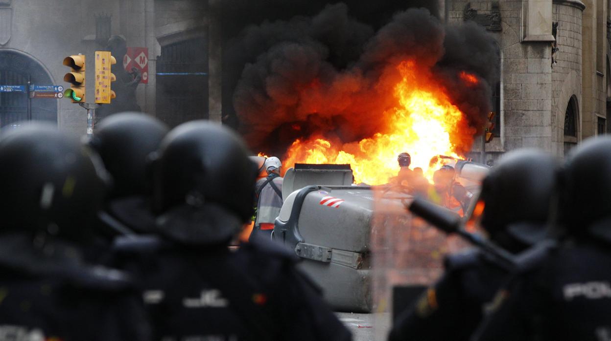 Agentes de la Policía Nacional tratan de contener los disturbios