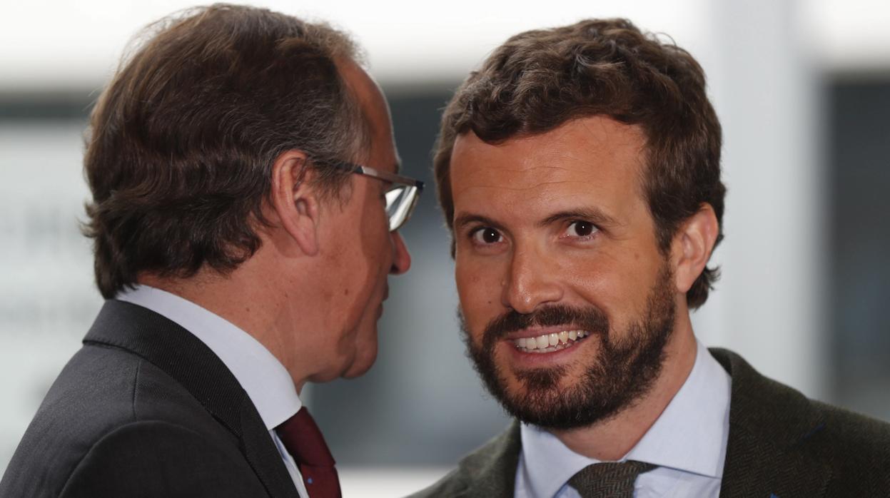 El presidente del PP vasco, Alfonso Alonso, charla con el presidente nacional del partido, Pablo Casado