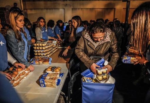 Imagen del reparto de víveres del Banco de Alimentos de Valencia tomada este lunes