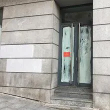 La puerta, cerrada, conun cartel que remite a la oficina del Banco de Santander en la calle Comercio