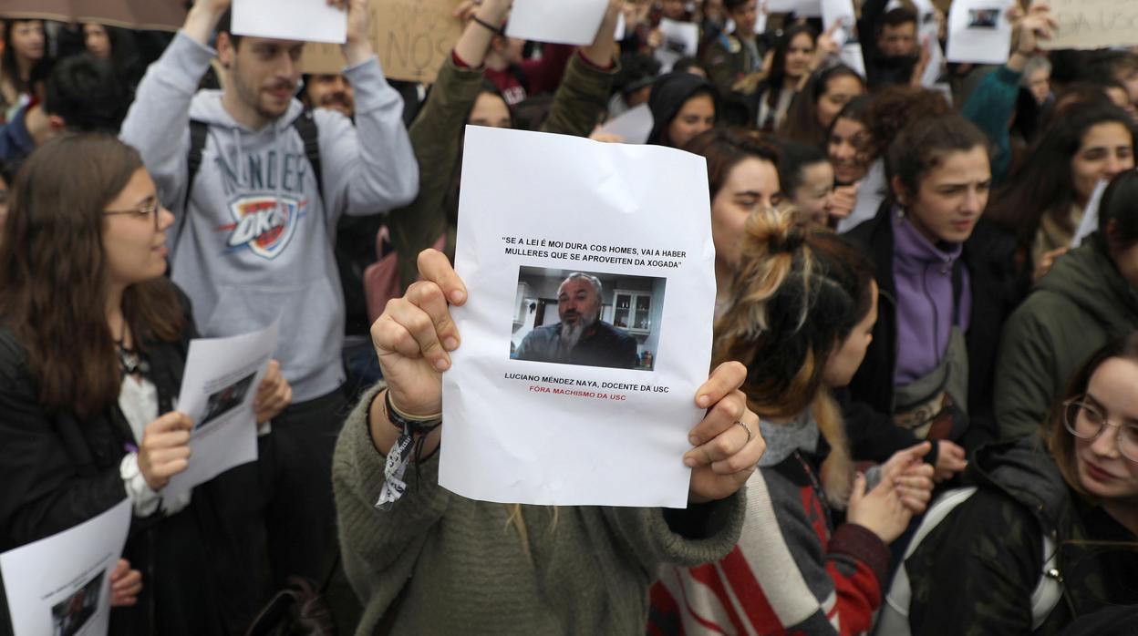 Decenas de estudiantes protestan el pasado mayo ante el Rectorado de la USC para pedir la inhabilitación de Méndez por haber defendido a La Manada