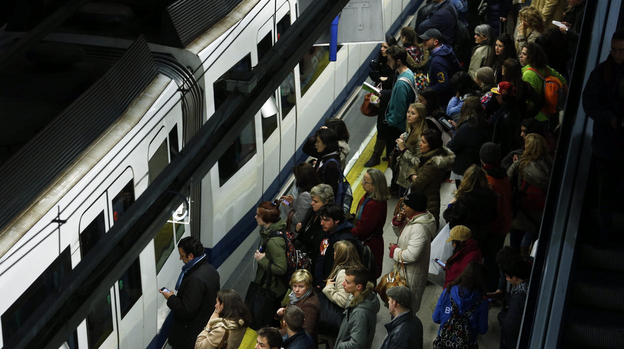 Viajeros en el Metro de Madrid