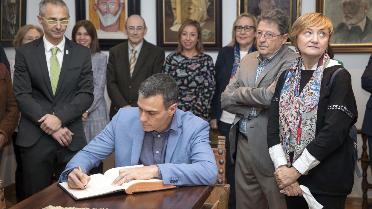 Pedro Sánchez firma en el libro de visitas de la Casa Museo de Unamuno en Salamanca