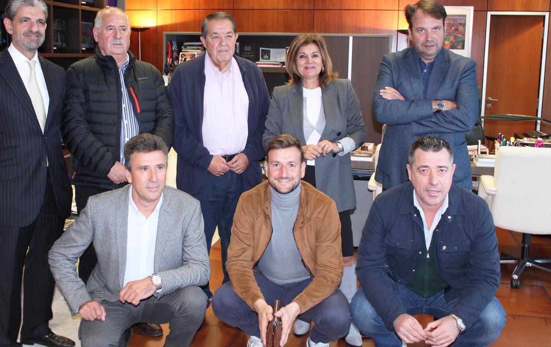 La directora general de CMMedia, Carmen Amores, con el presidente de la federación regional y los mandatarios de algunos clubes