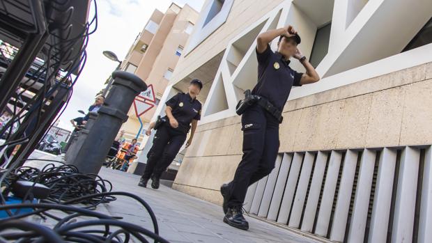 Detienen a un hombre por amenazar a su hija de 13 años con una pistola en la cabeza en Valencia