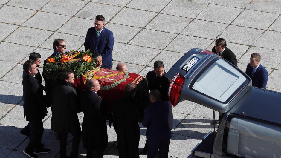 «¡Viva España!, ¡Viva Franco!», los gritos de la familia ante el féretro en el Valle de los Caídos