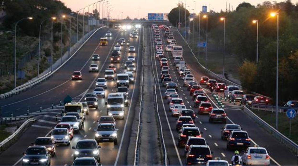 Las obras en el puente de la M-607 que conecta con la M-40 generan atascos a diario