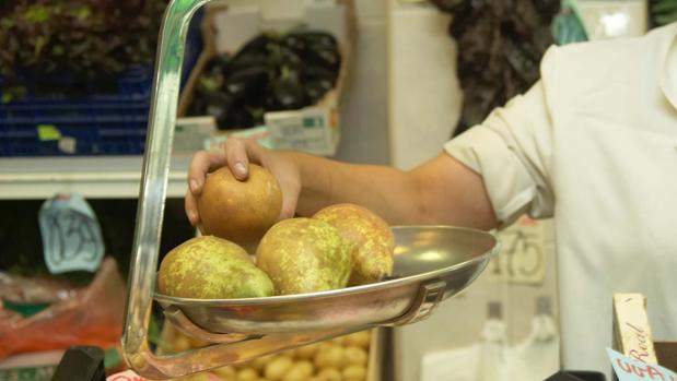 Un cliente da dos puñetazos a una frutera coruñesa por vender peras procedentes de Cataluña