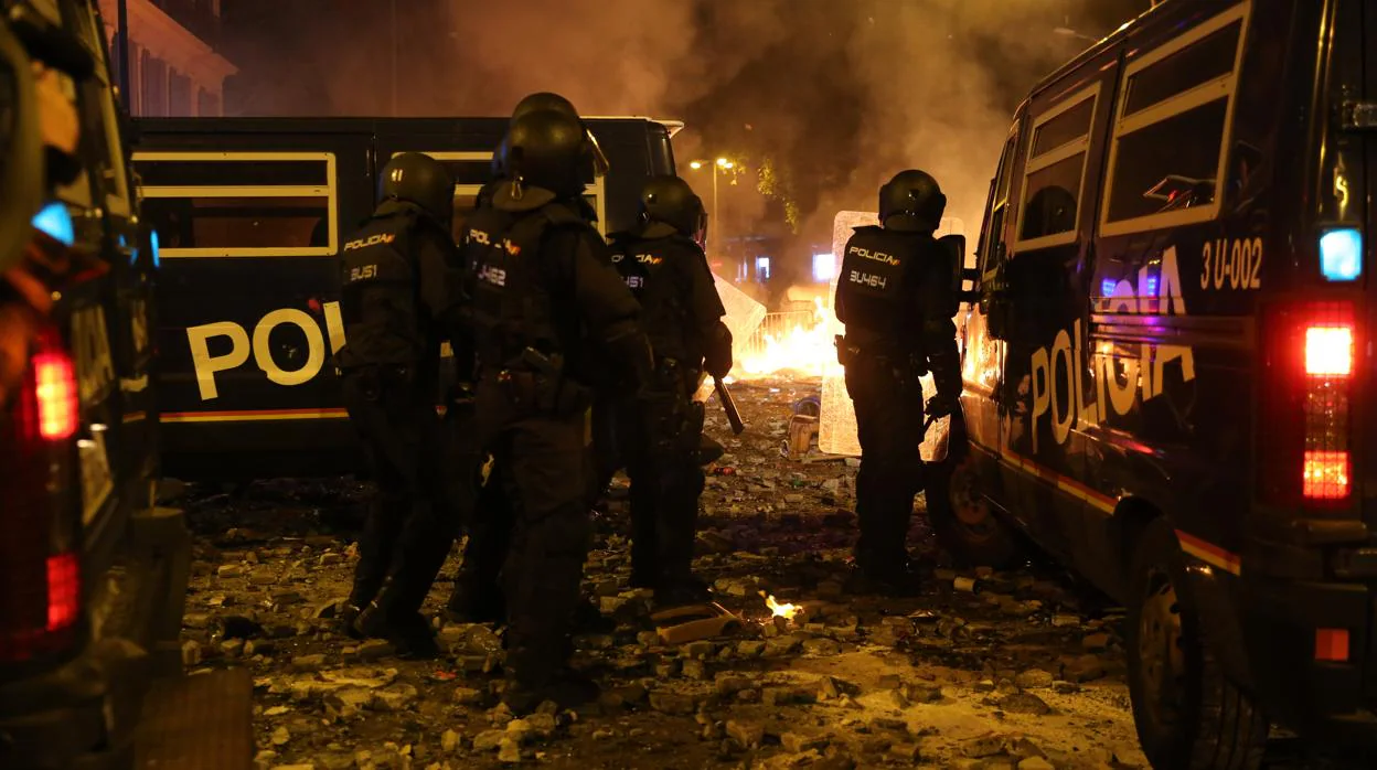Agentes de la Policía Nacional durante los disturbios de la semana pasada en Barcelona