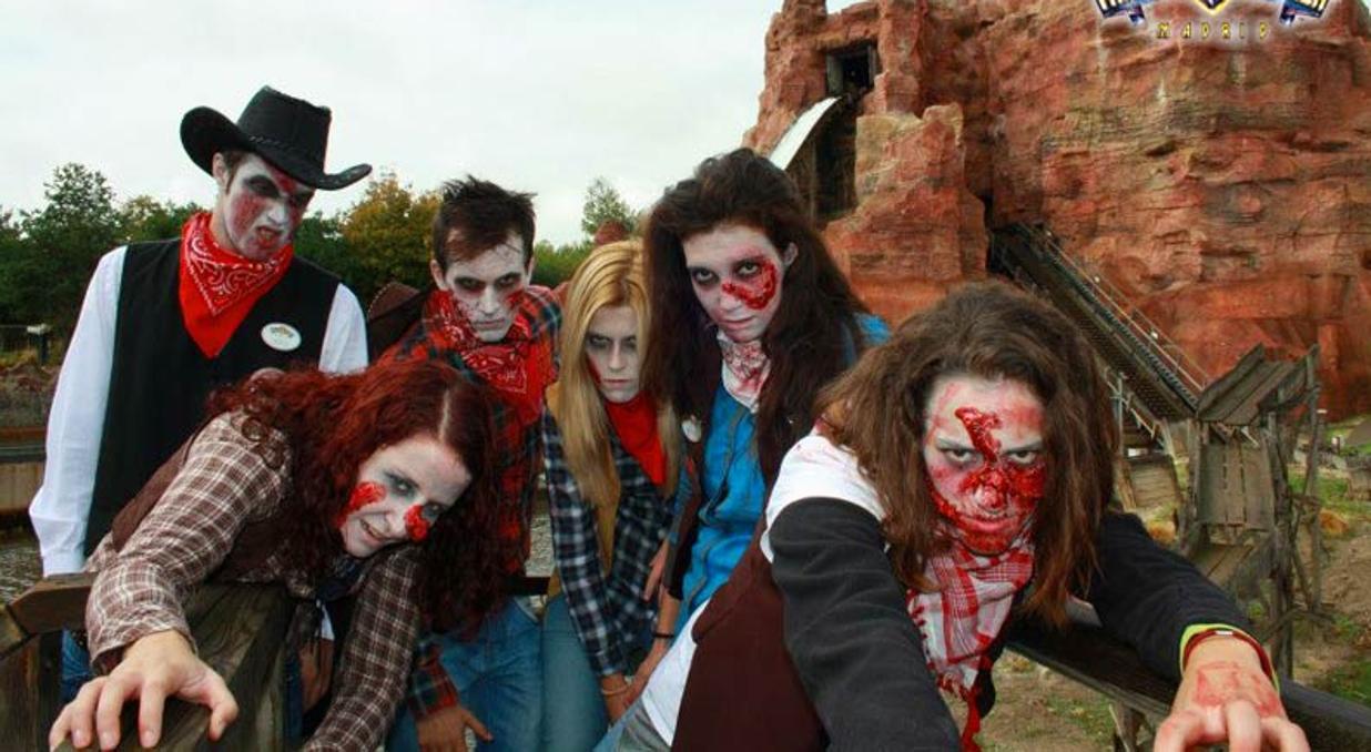 Zombies en el Parque Warner de Madrid celebrando Halloween