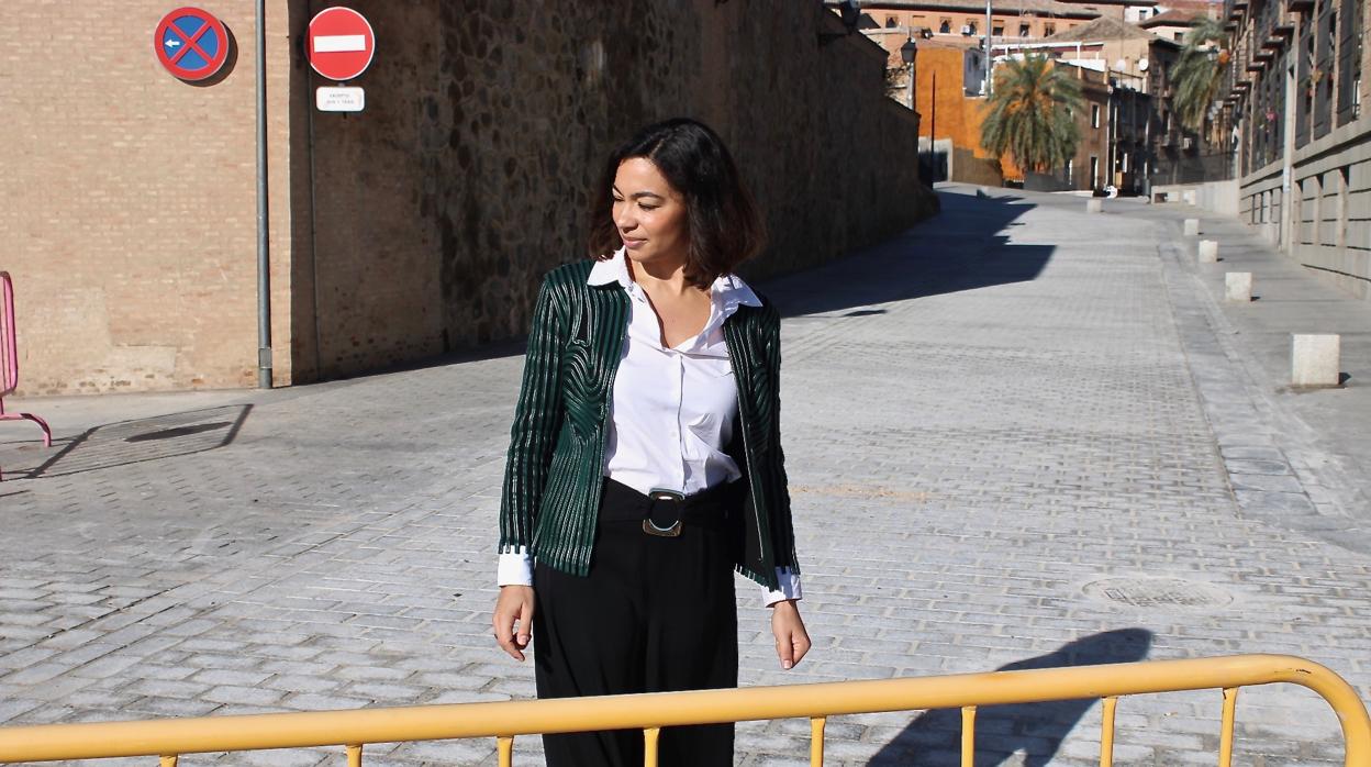 Claudia Alonso, junto al Museo del Ejército