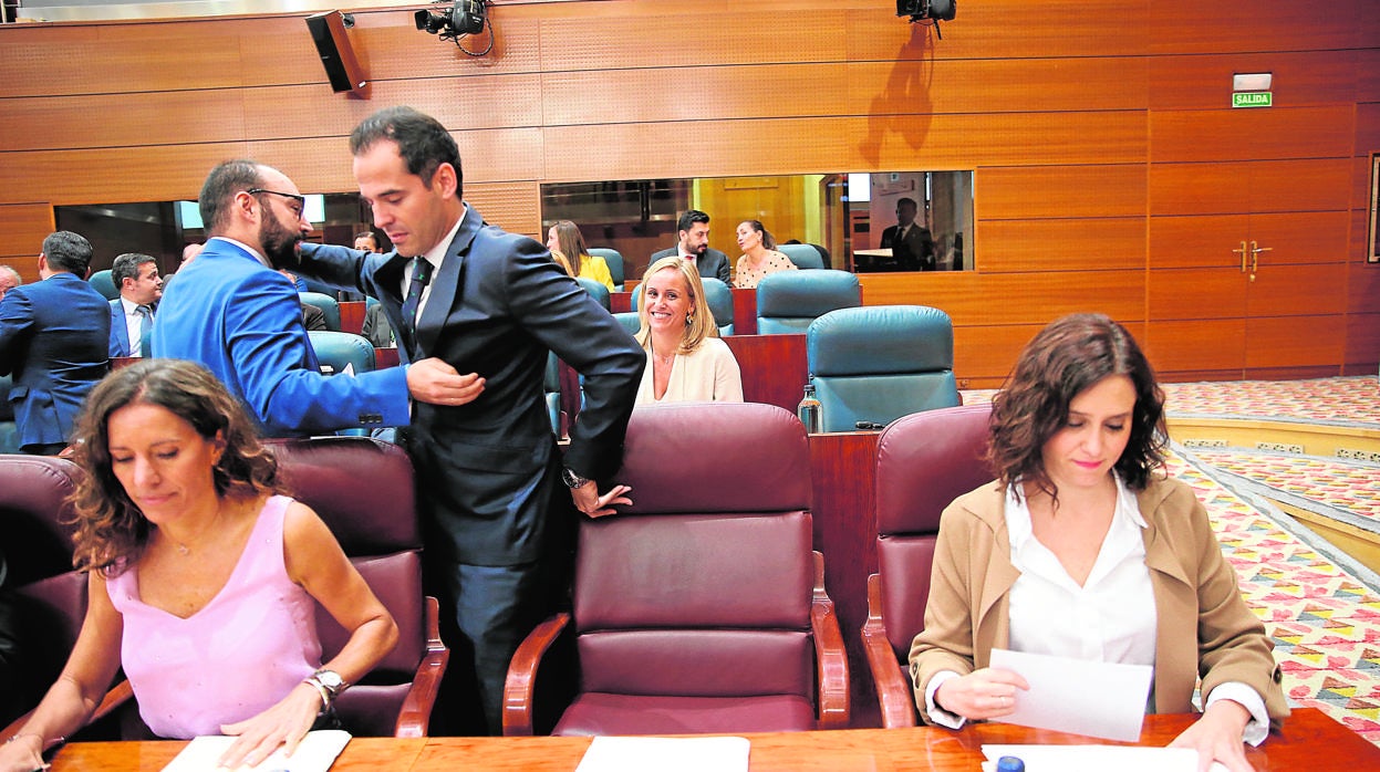 Díaz Ayuso (dcha.) y Aguado, en la Asamblea de Madrid