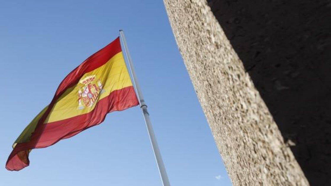 Bandera de España que actualmente está izada en la Plaza Colón