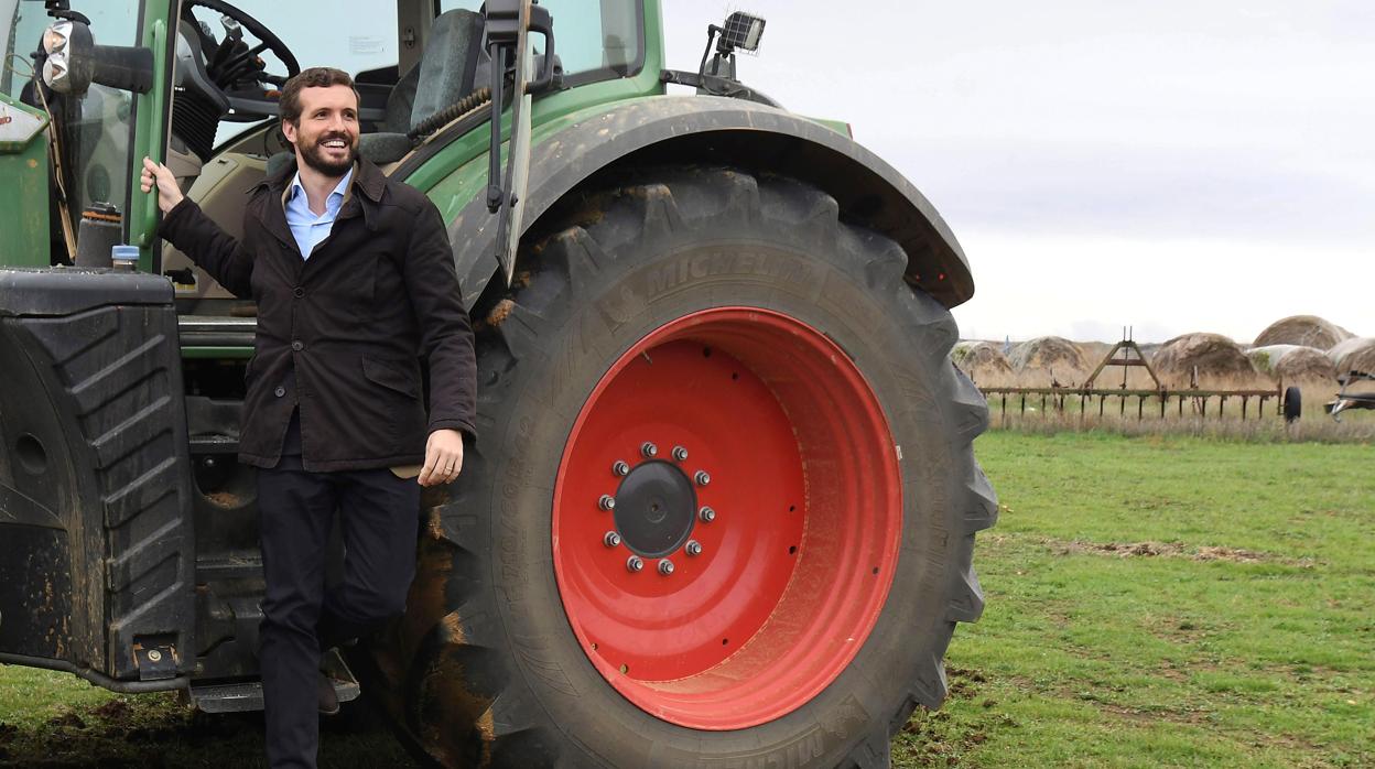 Pablo Casado se subió a un tractor en la localidad leonesa de Matanza de Oteros (León)