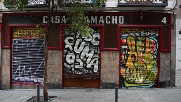 La factura millonaria que dejan los grafitis ilegales en Madrid: 10.780 euros al día en limpieza