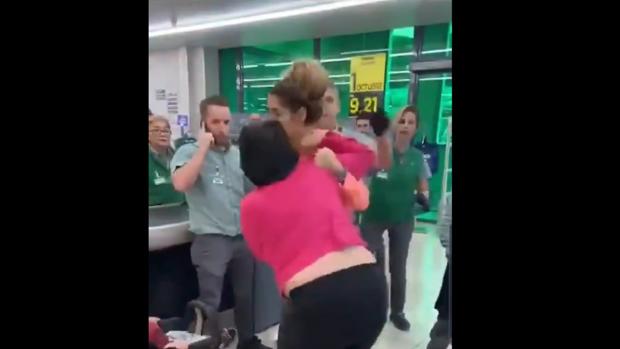 Pelea en un supermercado después de que intentara robar productos metiéndolos en el carro de su hijo