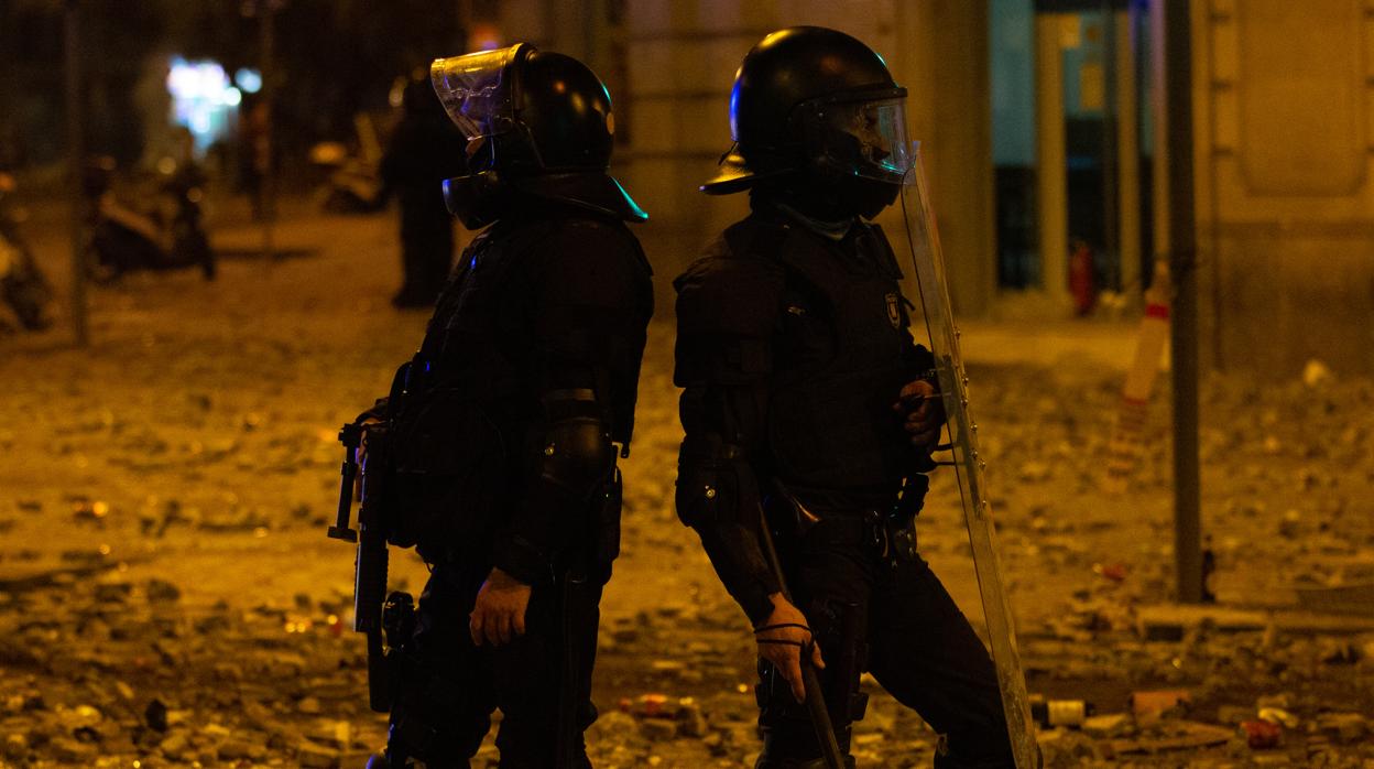 Dos policías durente los disturbios en Cataluña