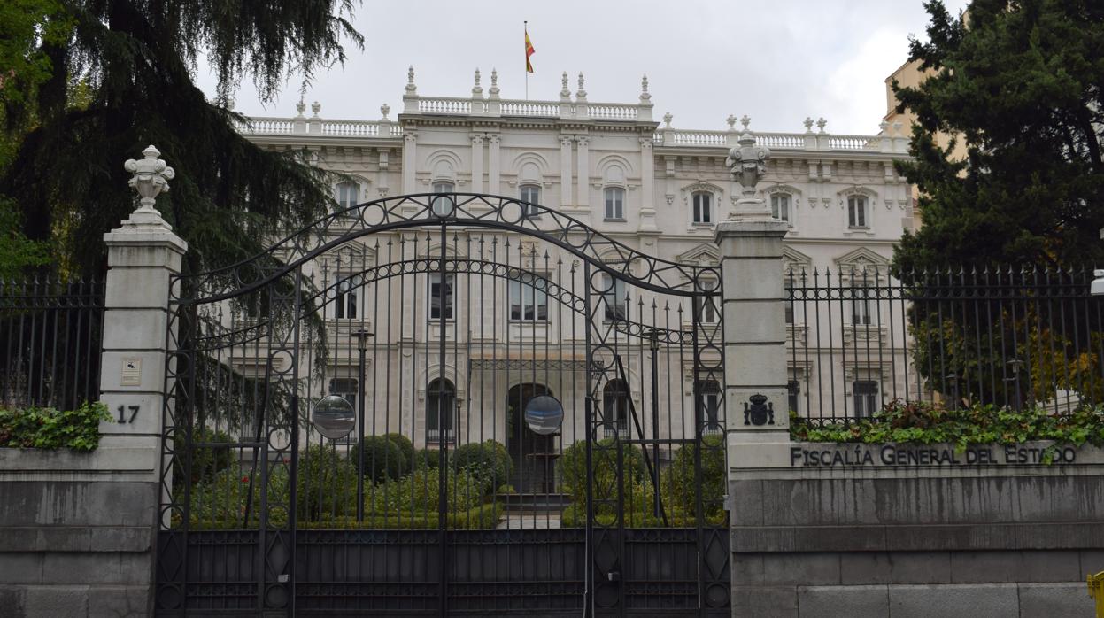 Fachada principal del palacio en el Paseo de la Castellana con acceso al único jardín que se conserva