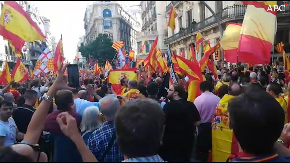 «¡No estáis solos!», los gritos de apoyo a la Policía en Barcelona emocionan a los agentes