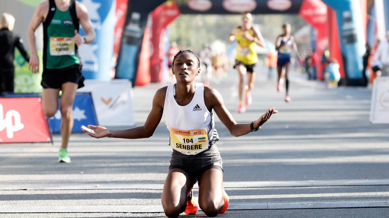 La corredora etíope Senbere Teferi se impone en la categoría femenina